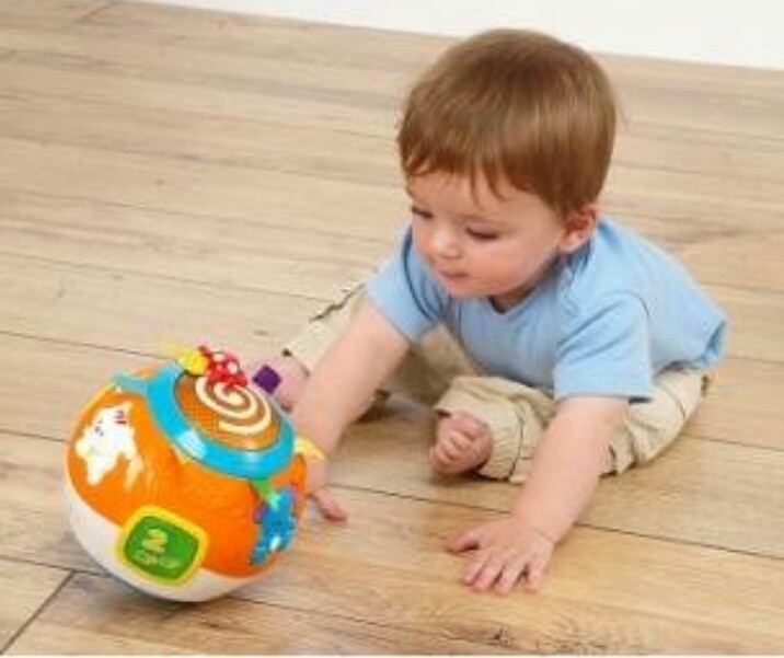 bebé jugando en el suelo